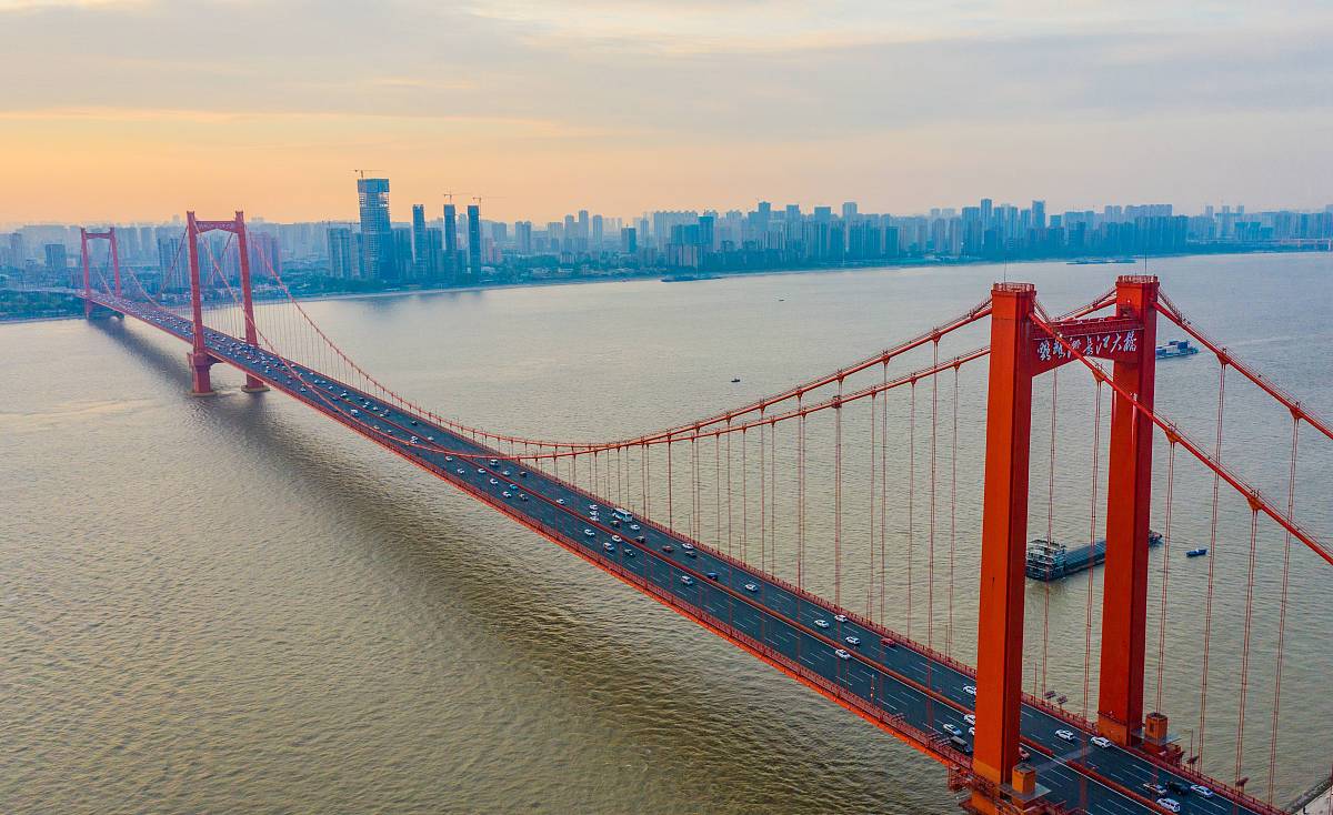 实践：参观思考以武汉长江大桥及大桥博物馆为参观学习对象通过学习其长达近半个世纪的规划历程以及最终在新中国时期集全国之人力物力财力而建成的过程最后思考回答问题：为什么武汉长江大桥规划时间长达半个世纪最终只有在新中国成立后才建成？社会主义制度对建成武汉长江大桥有什么作用