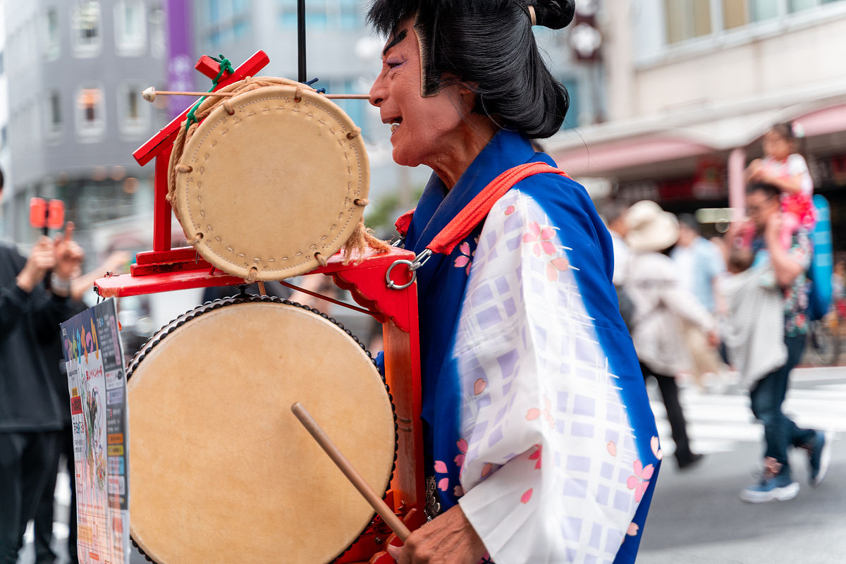 当地时间2019年7月6日,日本东京,民众张灯结彩迎接令和元年首个日本七