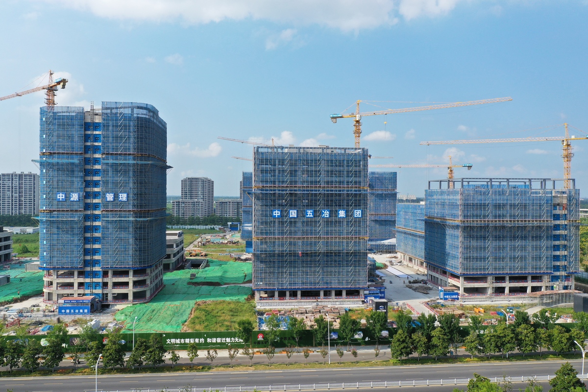 中建三局科创产业发展有限公司 由贵司承建的中建壹品·汉芯公馆项目自开工建设以来贵司各级领导高度重视并在全体建设者的共同努力下现场管理体系逐步健全在安全文明施工、质量、进度管理等方面均能稳步推进为项目打造了一个良好的开局。在此特向贵司项目建设者表示由衷的感谢!在上半年工程建设推进的过程中贵司项目部深入贯彻落实我司下达的各项管控要求高起点、高标准、高质量地推进项目建设面对困难迎难而上发挥攻坚不畏难的精