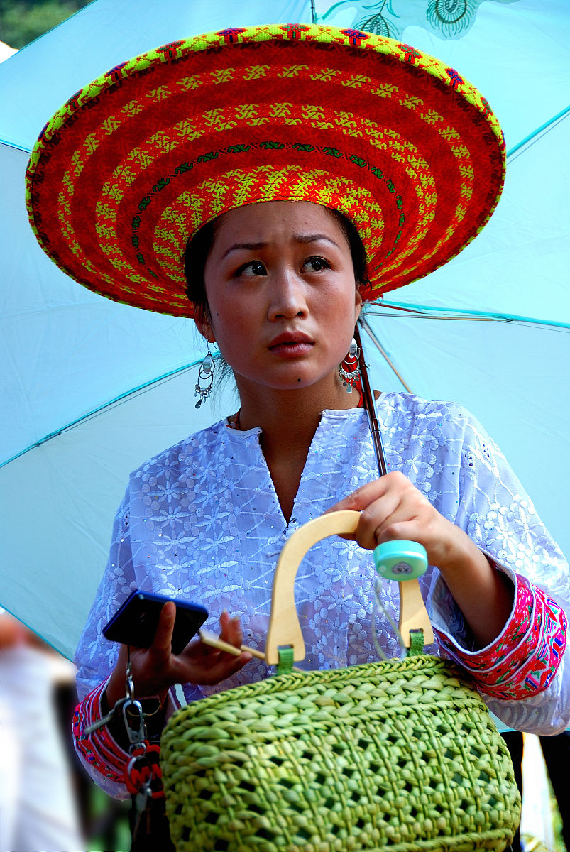 2009年8月28日,湖南邵阳隆回县虎形山乡崇木凼村.一个瑶族妇女正在用