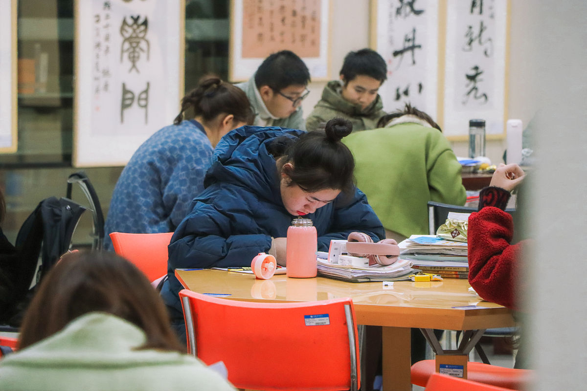 作为中国高一学生受到的知识有限并且家里十分贫穷学习并不想太吃苦怎么才能在考进清华大学