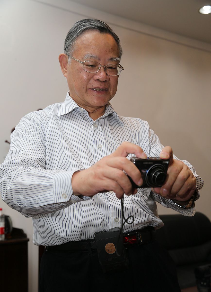 2013年10月13日,西安,叶永烈宣传推介他参与编写的青少年科普图书《十