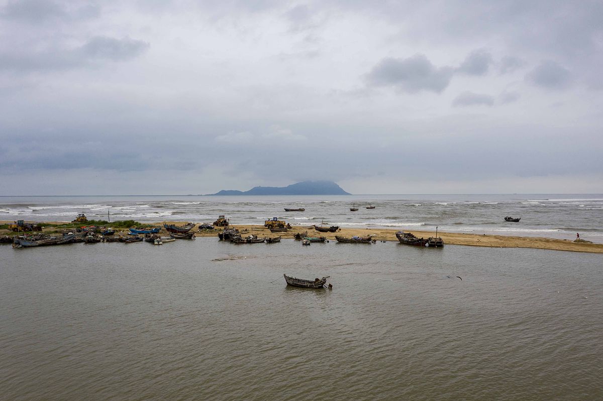 2021年9月6日,青岛西海岸新区灵山湾海滨,雨后的海上卷起了白浪,成为