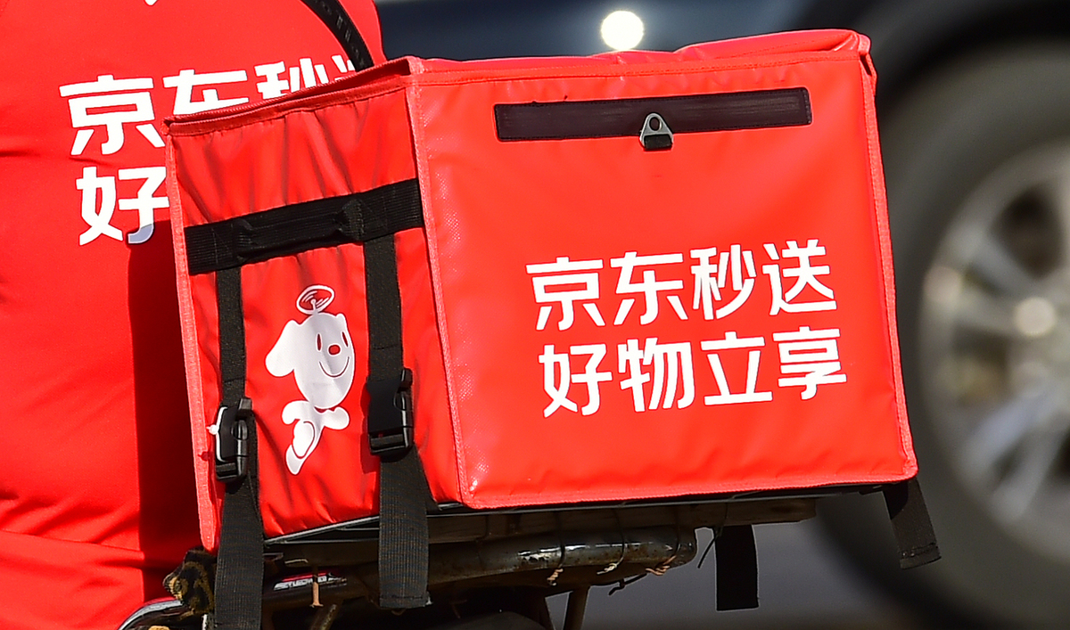 在市场营销学的角度，请从供应链和网络的角度说明京东成功的原因