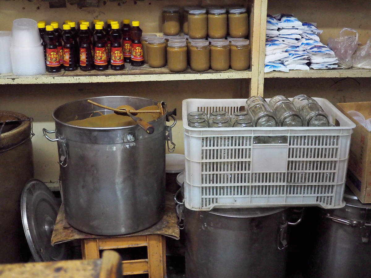 用汉语 请改写以下文字避免查重：铜架在使用前首先使用丙酮、酒精、去离子水分别超声清洗20 min。