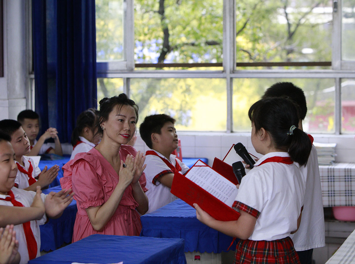 小学校长职责：教育管理与服务