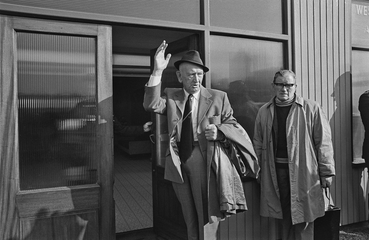 写一个剧本装在套子里的人 主角是别里科夫 以契诃夫的小说《装在套子里的人》改编