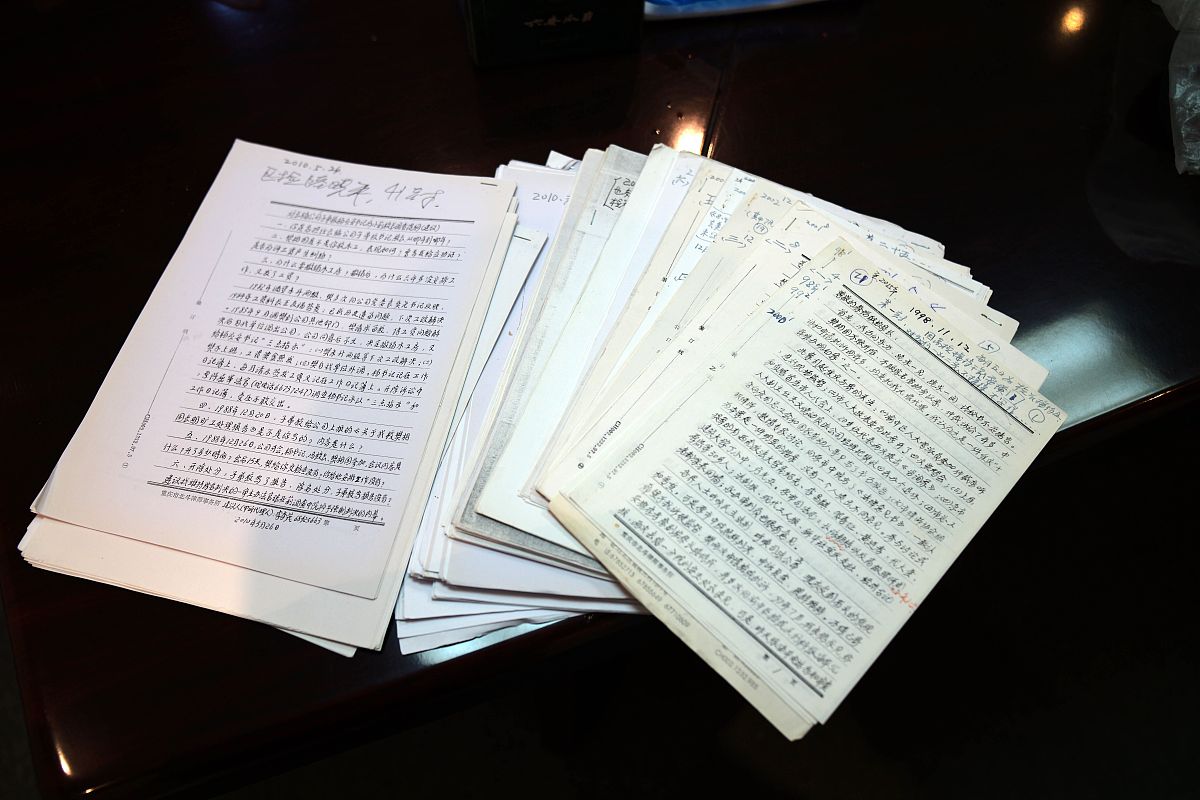 将下面这一大段话添加2倍字数并降重：传统的行政案件办理严重依赖纸质文档形式的法律文书文书中的信息全部需要办案民警用笔填写手写法律文书和低效的制度约束以及相似材料的重复眷写难免会出现一些错误而一些民警填写不认真时常会因为字迹过于潦草而导致其他人无法识别这些信息。这些工作失误严重制约公安机关办理行政案件的效能威胁法律的权威导致人民群众质疑执法者的公正I7。另一方面这些法律文书的开具一般需要本单位领导审