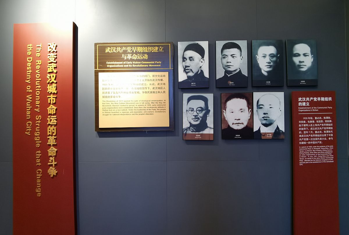 2022年1月4日,武汉,市民在江汉关博物馆观看《江汉朝宗——武汉城市现