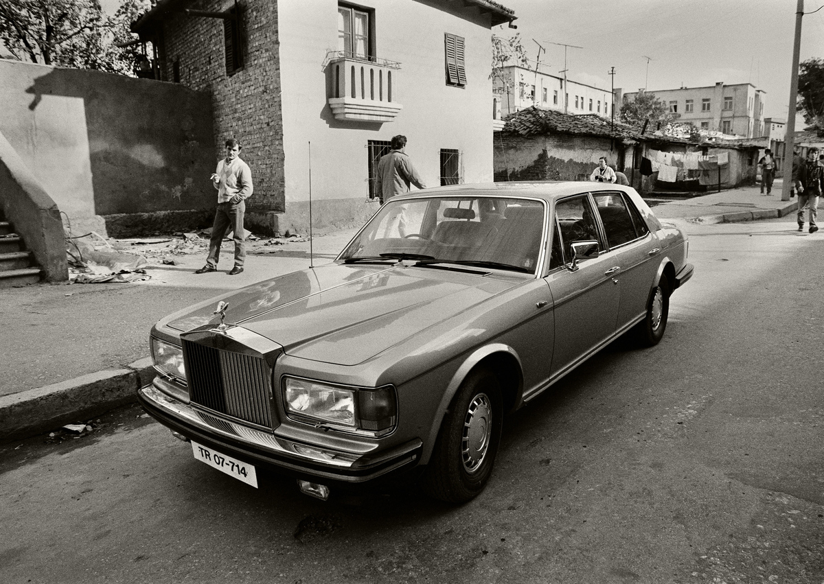 8块钱能买辆劳斯莱斯10块钱就能买套别墅。那时候什么西都很便宜而你却月薪2000千块已经算是富豪了。写一篇故事