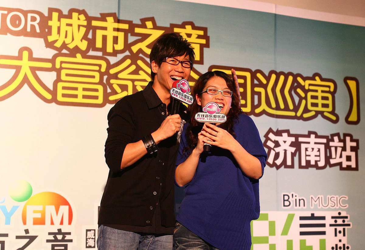 2009年11月16日,济南,"品冠——爱情大富翁"全国巡回歌友会济南站演出