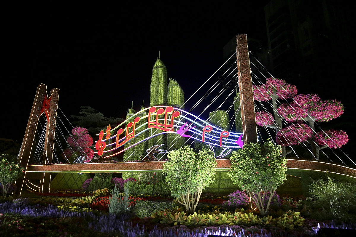 2019年9月23日,北京长安街,主题为"春天的故事"的立体花坛夜景,花坛以
