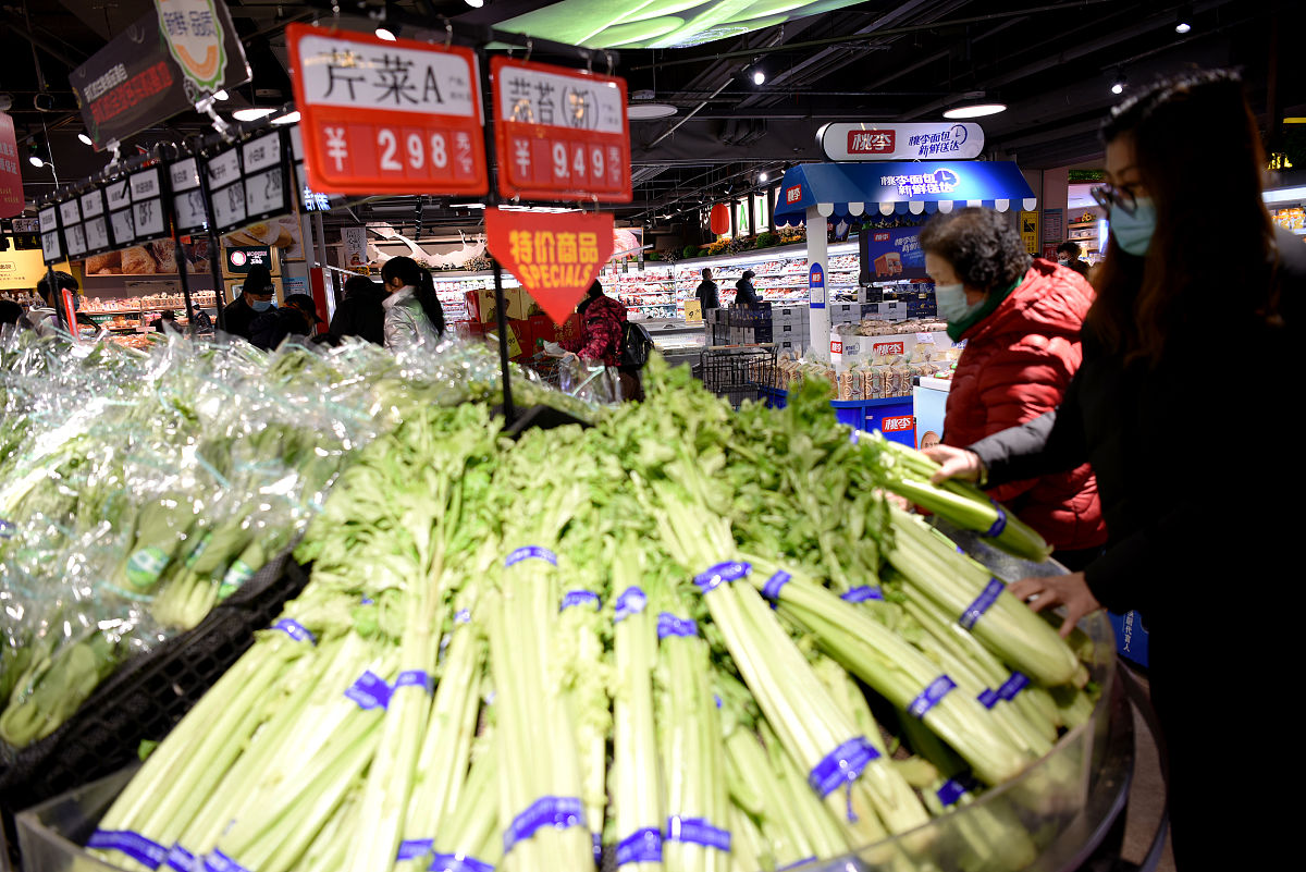 2021年2月2日,河北张家口,市民在宣化区一家商场采购商品.