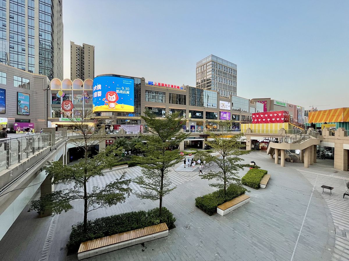2021年10月4日,广西梧州,实拍百盛购物中心.