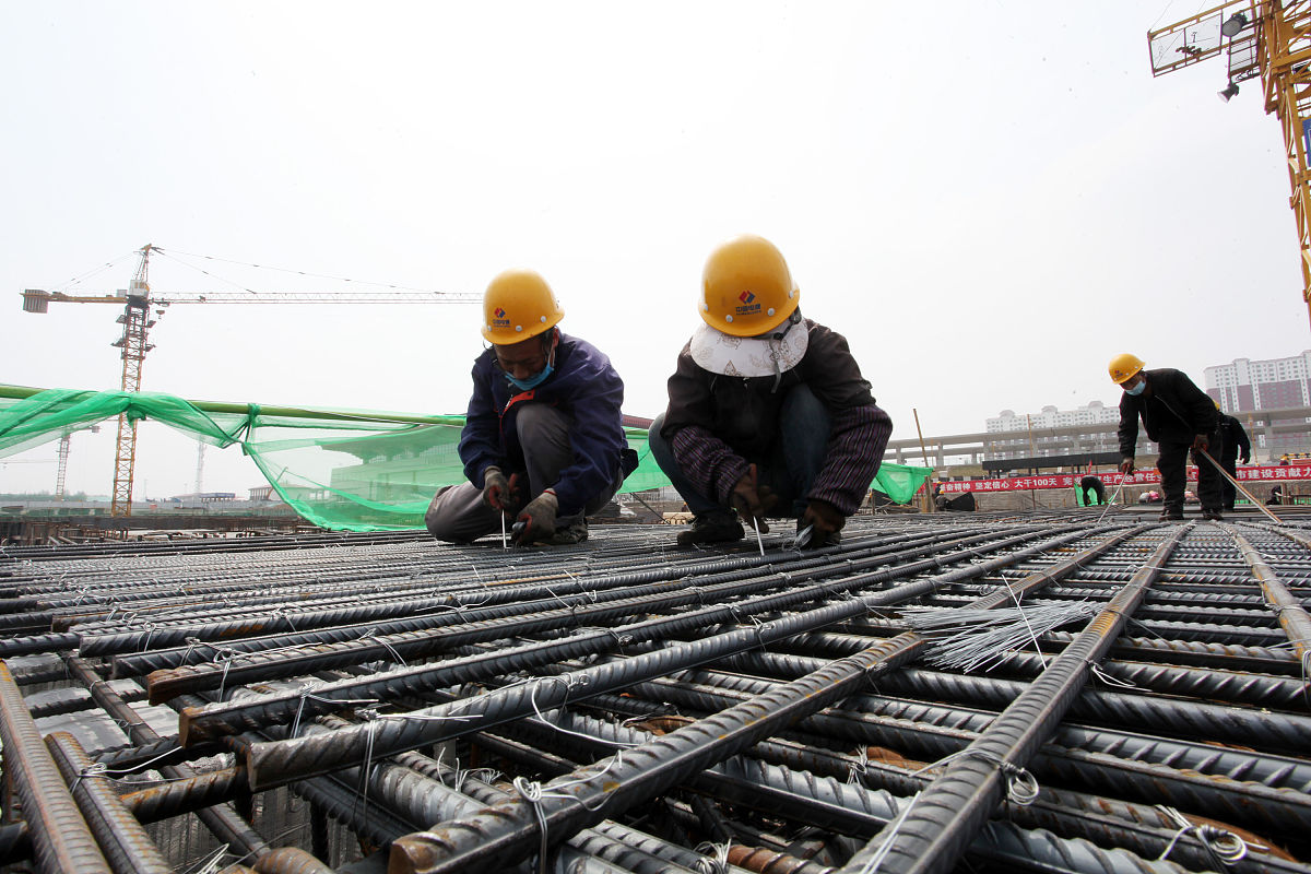 2020年5月8日,河北张家口,工人在京张高铁宣化北站广场地下停车场建设