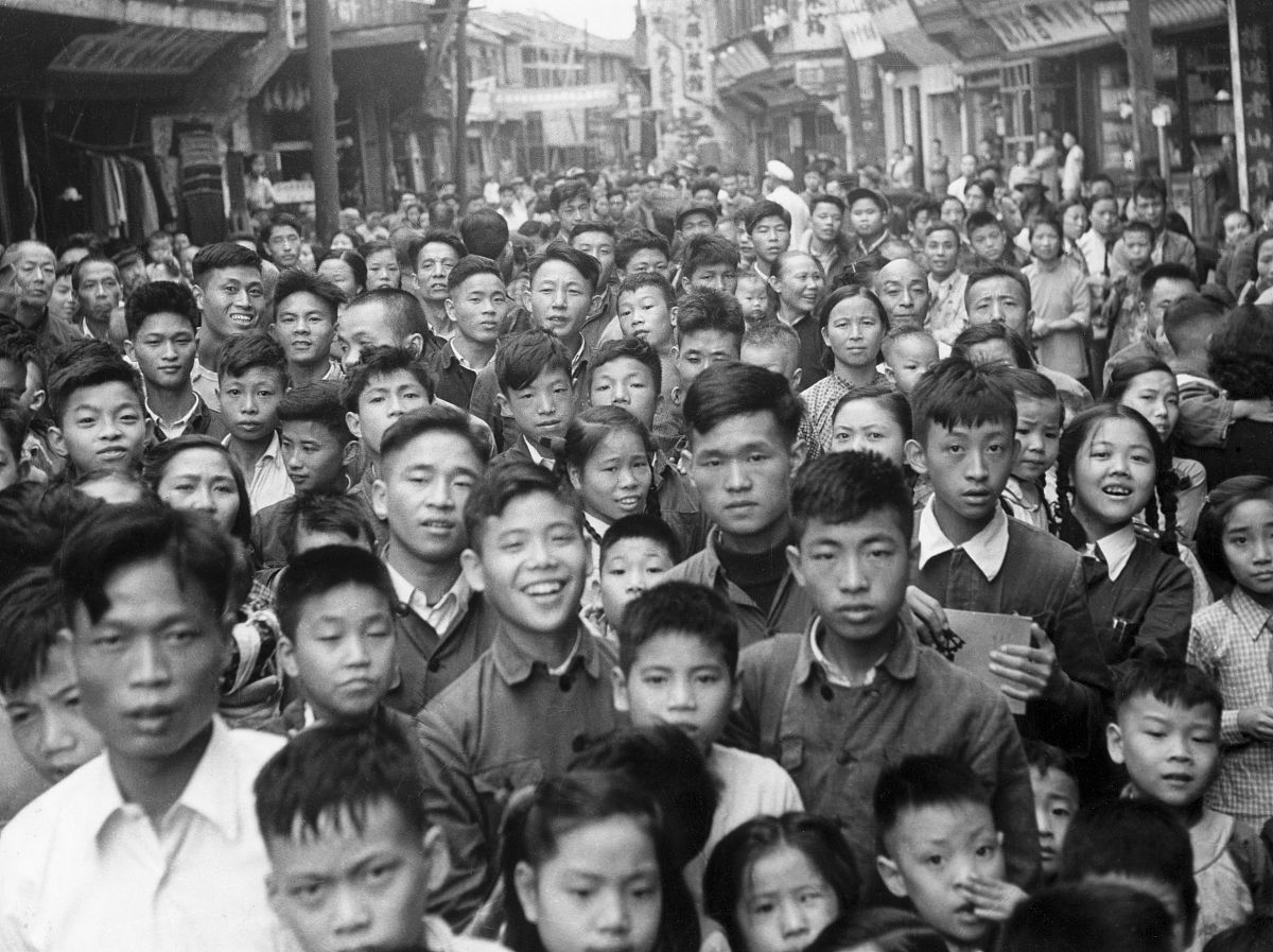 1950年代,北京,一条街上拥挤的人群.foule dans une rue de pékin, c