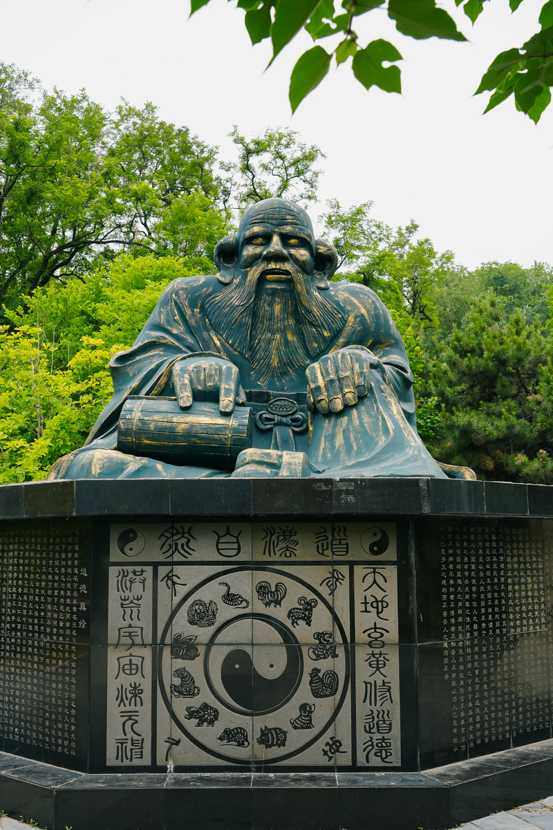 仿写 回首望去五老的身影似块块铺路石镶嵌在中原大地的安康大道上。弘扬传承五老精神以五老精神作为指引和方向由此中华民族伟大复兴定将舒天昭晖磅礴东方。
