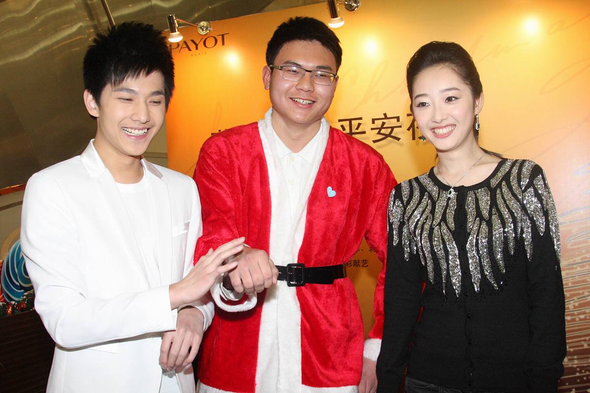 请帮我写一个关于窦浩友宣布恋情的新闻