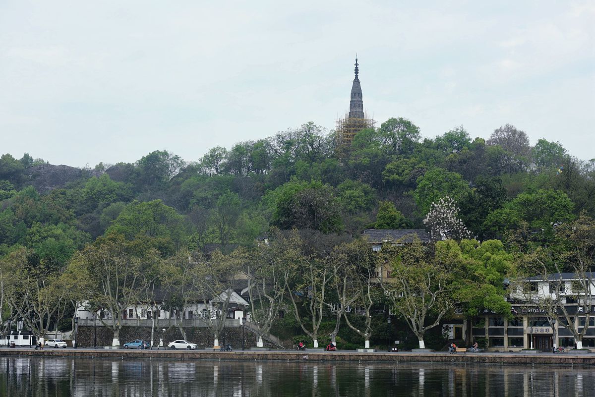 在搭建和拆除外部脚手架时必须经过项目技术负责人的授权才能进行。改写一下搭建或拆除外部脚手架必须经过项目技术负责人的授权方可进行。继续