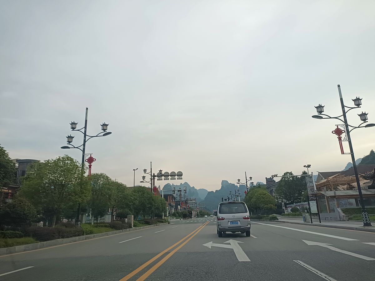 2021年8月22日,湖南张家界武陵源,车辆在道路上<strong>正常</strong>行驶.