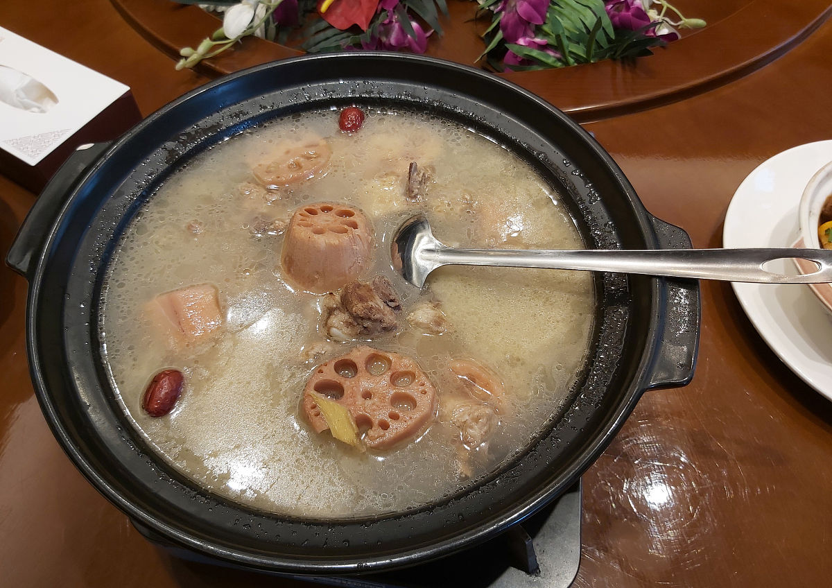 玉米莲藕排骨汤：秋季滋补暖身佳品