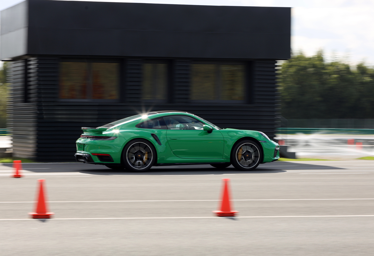 2019保时捷911 GT2 RS Manthey-Racing 介绍200字
