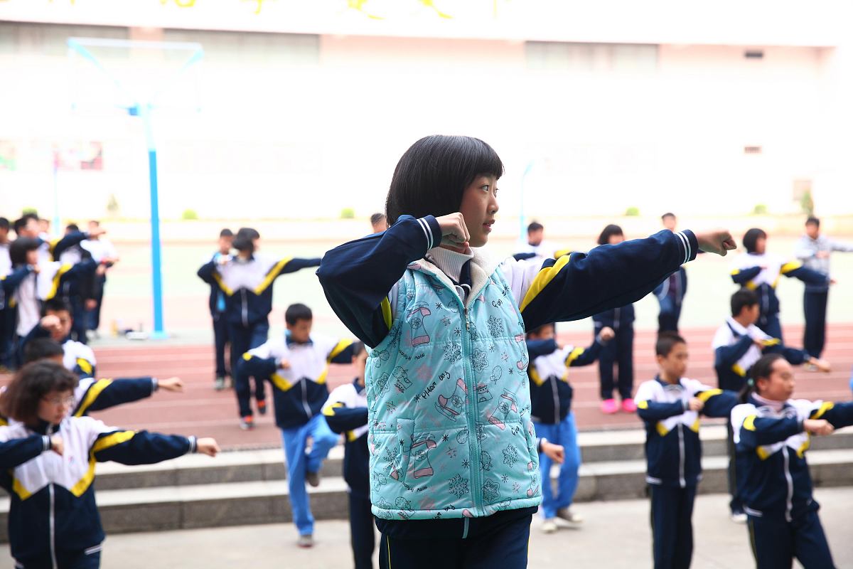 请帮我写一个嵩县第五实验小学无人机社团简介。社团成立时间2023年3月是我校延时服务特色社团外聘专业教师进行上课目标是培养学生科技创新能力激发学生学习科学兴趣。