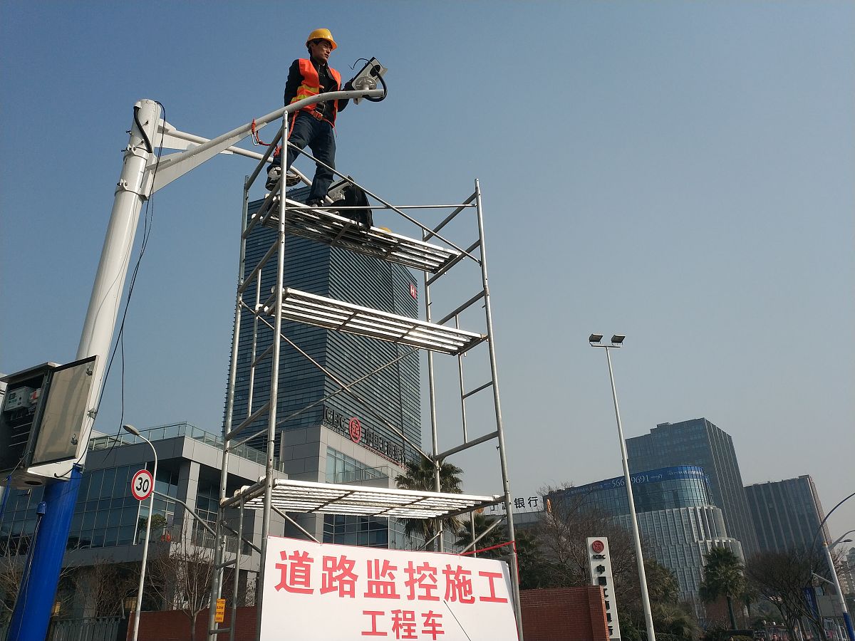 做好设备物资安全管理禁止在大风、沙尘等恶劣天气下进行户外起重吊装作业