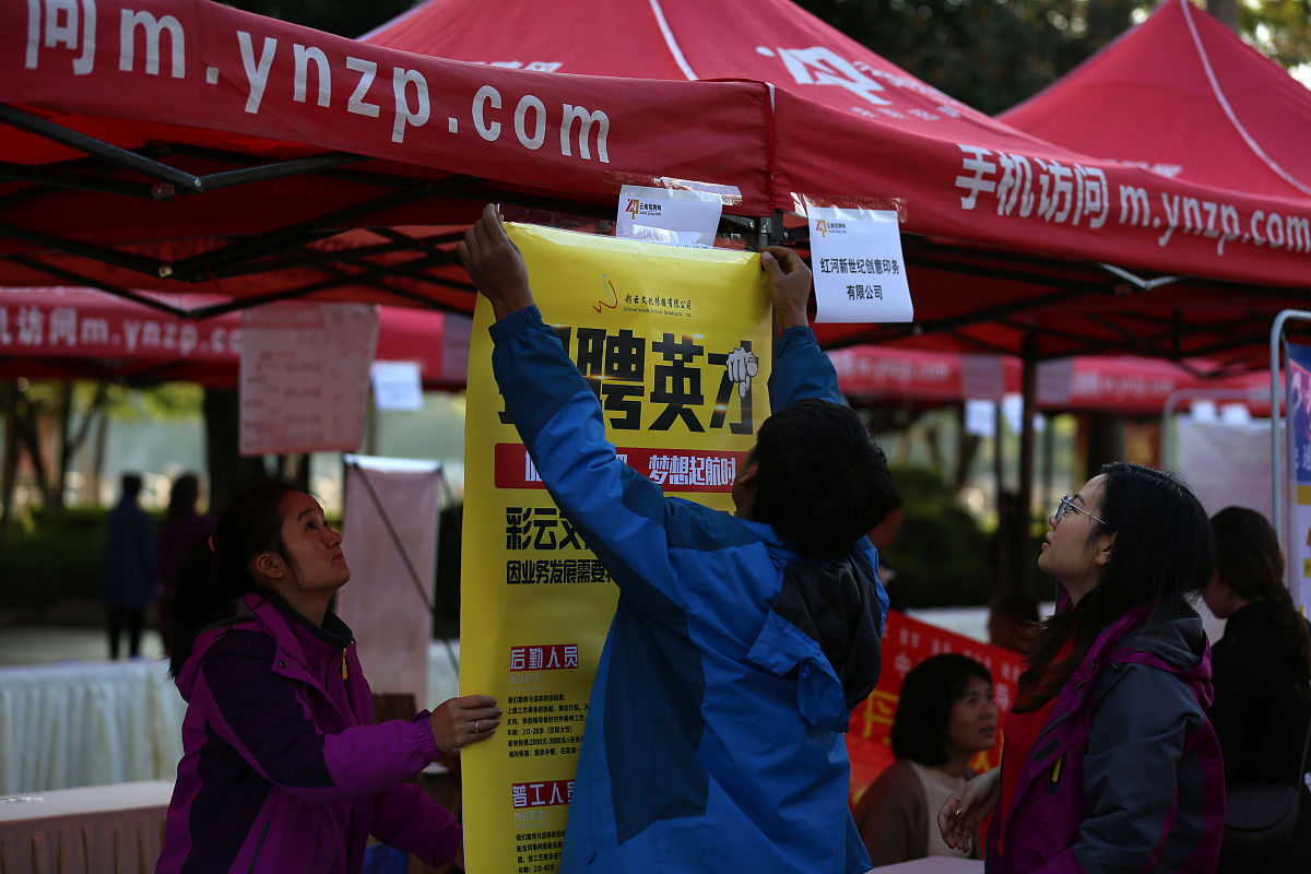 帮我写一个校园地推的活动方案活动内容为下载京东然后扫码儿下单0元够下完单以后这个任务就完成了然后我们额外给一份儿小礼品京东和中快天津餐饮管理有限公司合作推广京东送福利活动礼品待定