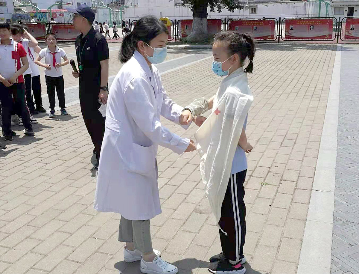 2021年5月12日,在江苏省苏州市平江实验学校,医护人员对"受伤人员"进