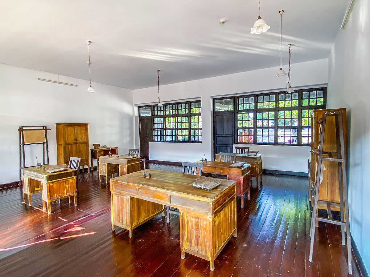 学校有目的有计划实施的各门学科课程和课外活动课程是