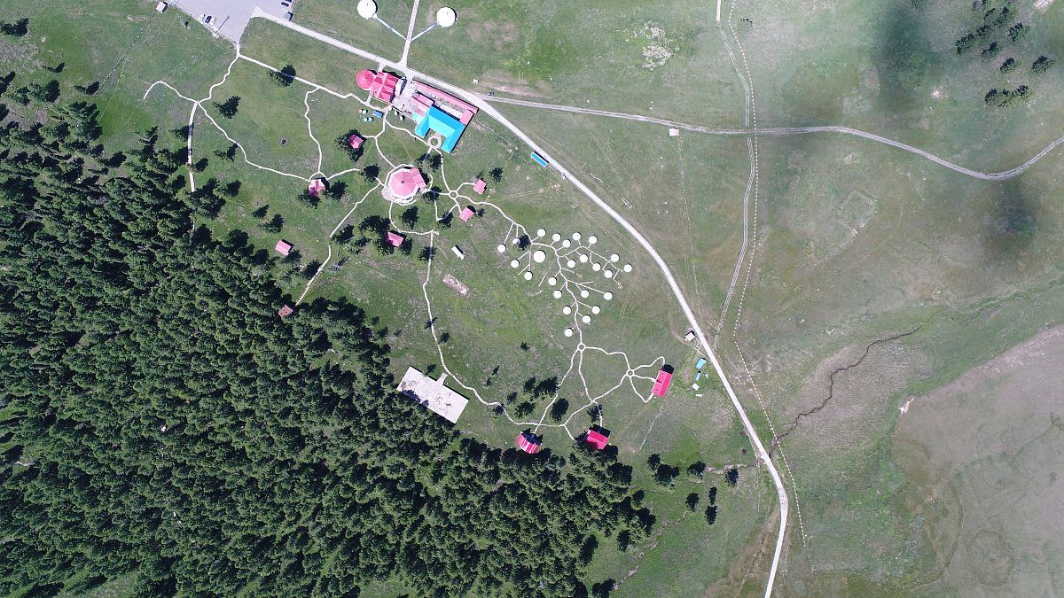 “吉林一号”卫星拍下湖山乡高清图，碧绿仙侠湖如翡翠镶嵌群山！