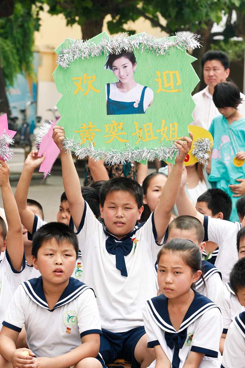 00后女生用2万元彩礼钱为男友家乡修路：3年爱情结晶，暖心之举感动村民