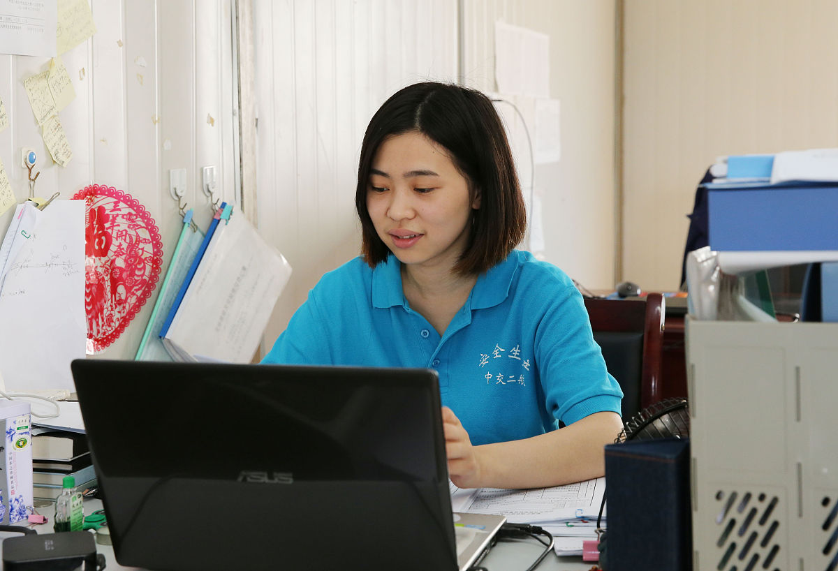 成都市新都区农业局信息科上班的女科员多少岁退休 是50岁退休帮我用180字详细描述