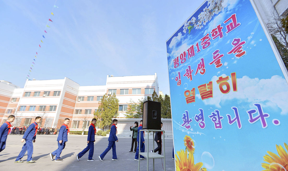 当地时间2019年4月1日,朝鲜平壤,平壤第一中学的新生入学.pyongyang m