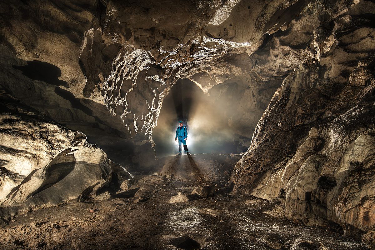 探秘“背后山”：一位年轻探险家的勇气之旅