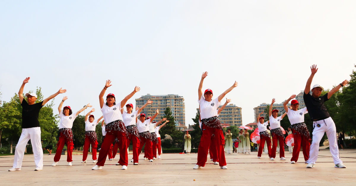 从舞蹈动作、队形、主题、形式几个方面对舞蹈《红绸舞》进行舞蹈赏析
