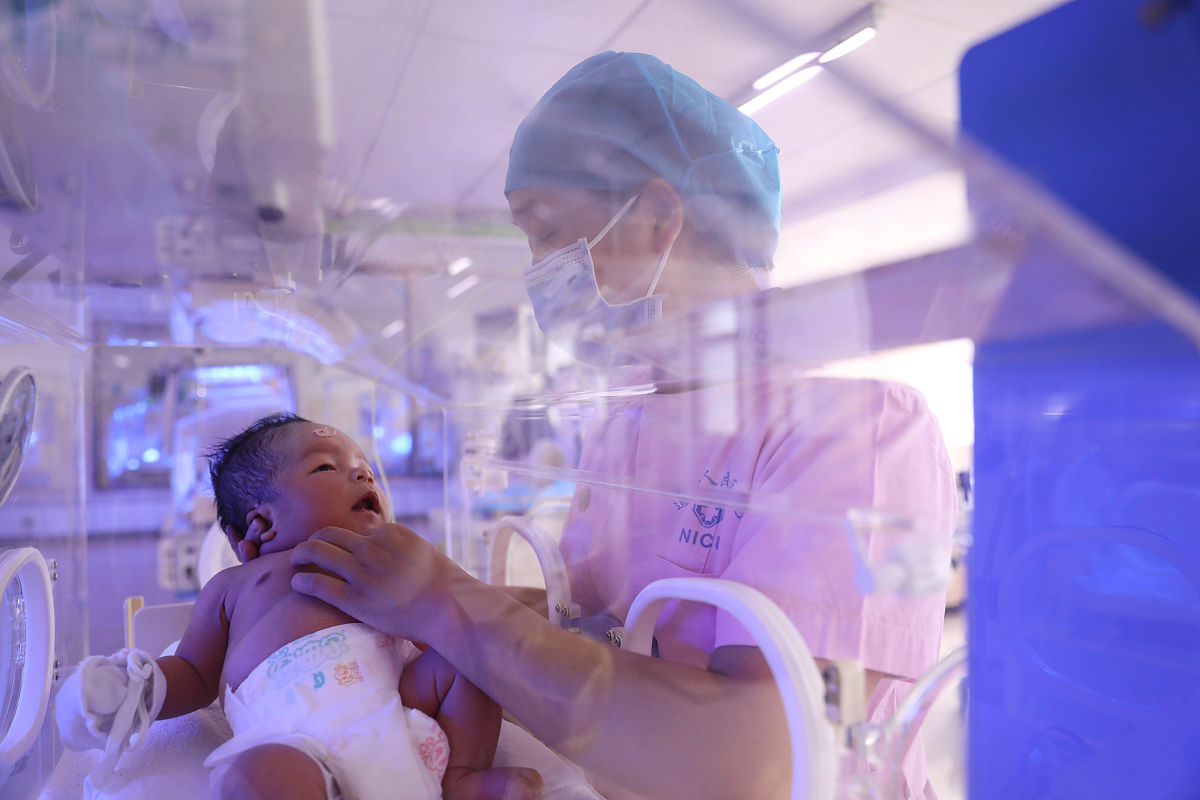 写成小说体 多年来秦芳一直盼望着能够拥有自己的孩子但却一直无法如愿。她曾经试过各种方法但都无济于事。最终她选择了试管婴儿技术希望能够圆自己成为母亲的梦想。去年秦芳来到了一家生殖专科医院进行了辅助生殖治疗。医生告诉她只移植了一个囊胚但她后来检查却发现自己体内有两个孕囊。最终她诞下了一对龙凤双胞胎。然而令秦芳无法接受的是女儿出生不久就被确诊为先天性双耳全聋。更令她震惊的是女儿只与自己有血缘关系与丈夫却