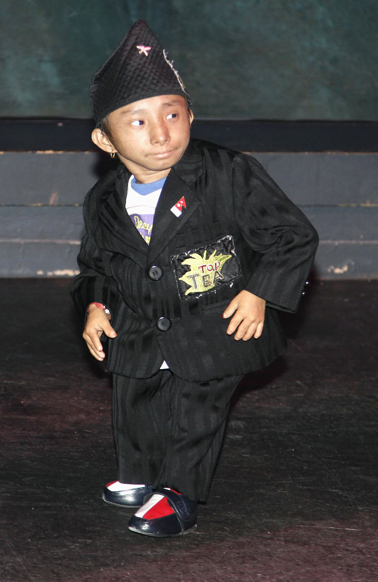 2011年10月18日,法国巴黎,19岁尼泊尔青年玛加尔是吉尼斯最矮小的人的
