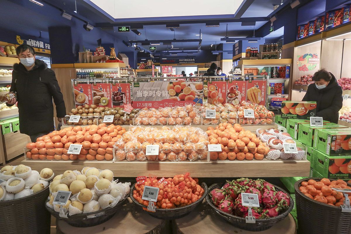 生鲜商品的陈列某连锁门店蔬菜、水果的日销售额在3万元左右生鲜区商品很新鲜但销售有下降的趋势毛利率较低。部分生鲜商品陈列布局如图 4-1 所示。水晶红富士	红富士	水晶梨	红粉佳人苹果	香梨	砀山梨	糖心富士	嘎啦苹果	库尔勒梨	图4-1部分生鲜商品陈列布局说明1陈列台面的规格是12 米x12 米堆头。