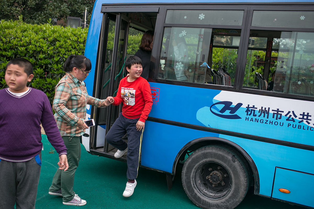 上海市某所中学在组织7年级的全体师生前往参观了世博会假如租用同样的数量六十座的客车会除多出两辆外其余车正好坐满该校七年级一共有多少名师生？