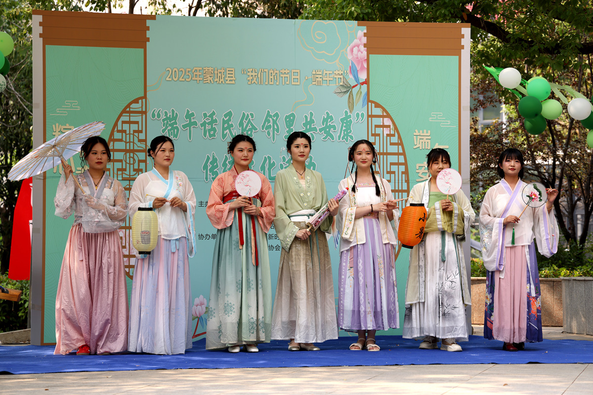 在这次调查过程中我们也在慢慢接触汉服文化从中体会到中华优秀文化的魅力也深刻认识到汉服的流行对我们具有十分重大的文化起始优秀的传统文化得以源远流长不仅仅是对文物古迹经典名著的保护还包括一些有形的和无形的文化遗产。唯有将有意于保护传统文化的行为进行推广才能防止昙花一现。汉服得以复兴的背后是我国当代大学生敏锐的洞察力以及对传统文化努力保护的体现。汉服流行于大学校园的意义是重大的。汉服代表着我们中华民族的