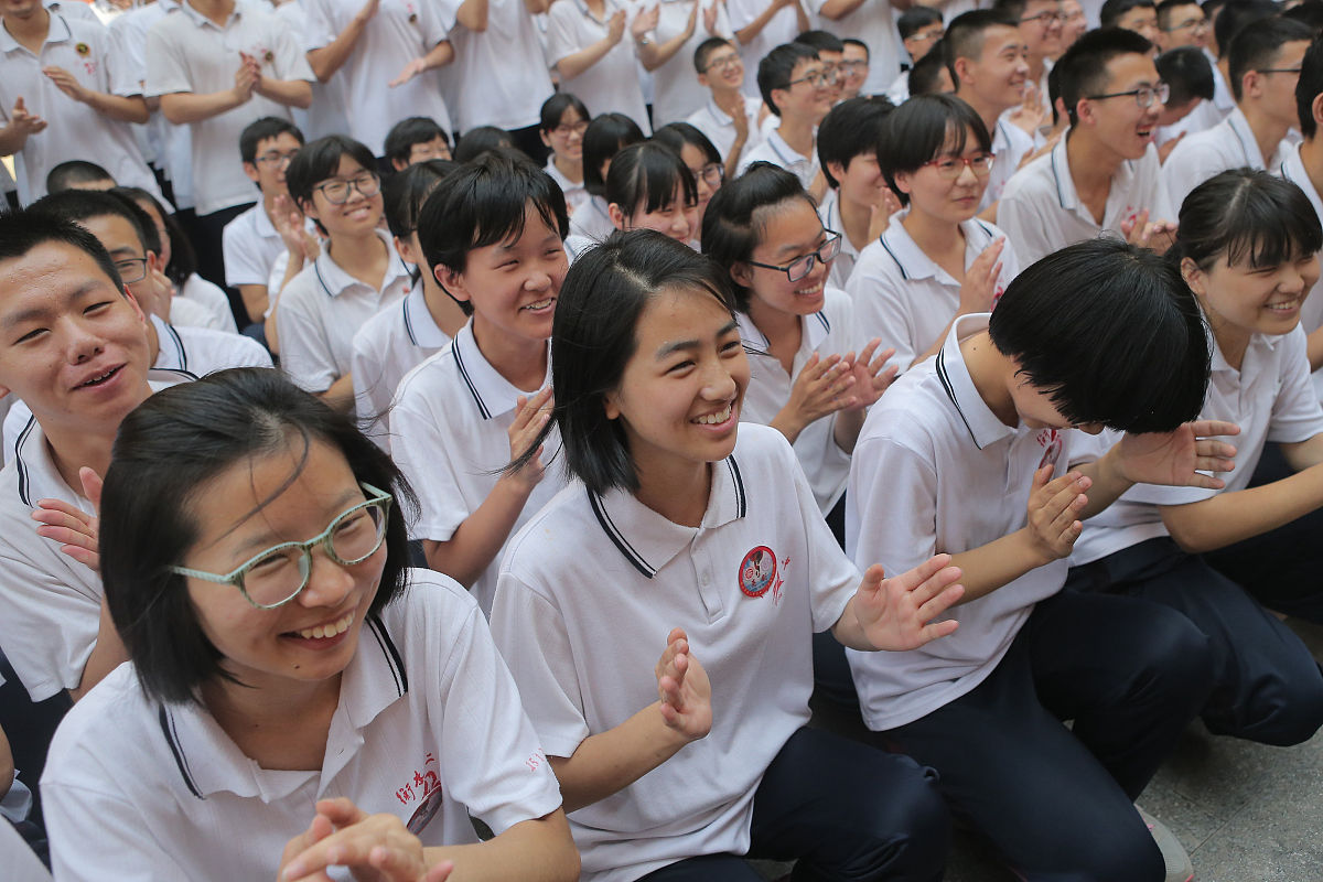 女生初中毕业读贵阳卫生学校，就业前景如何？