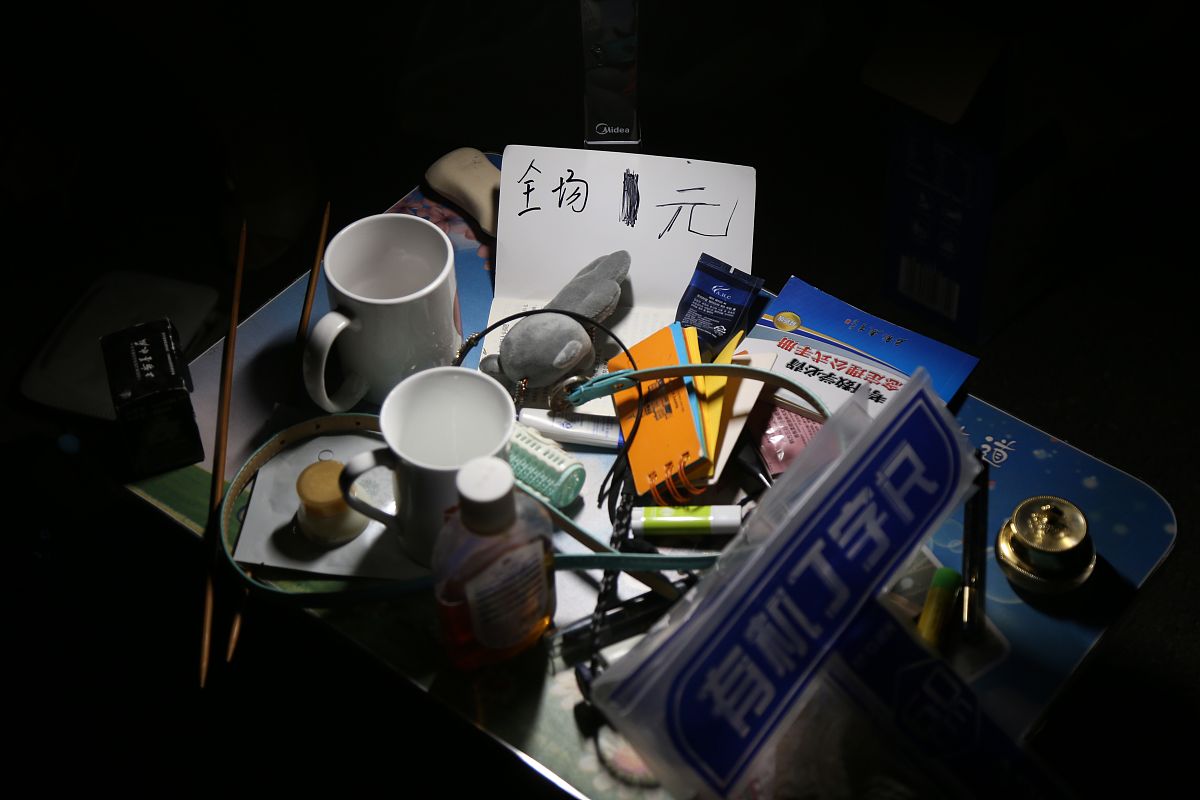2018年6月27日,郑州大学校园内,大四毕业生在离校前办起了"跳蚤市场",