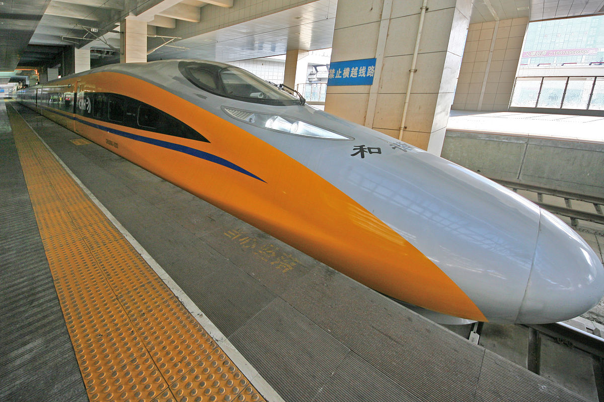 动车组高速运行的空气动力学挑战