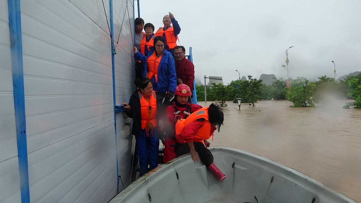 台风灾害对广西防灾减灾救灾工作提出了哪些挑战？此次工作政府部门坚持的指导思想还工作原则是什么？