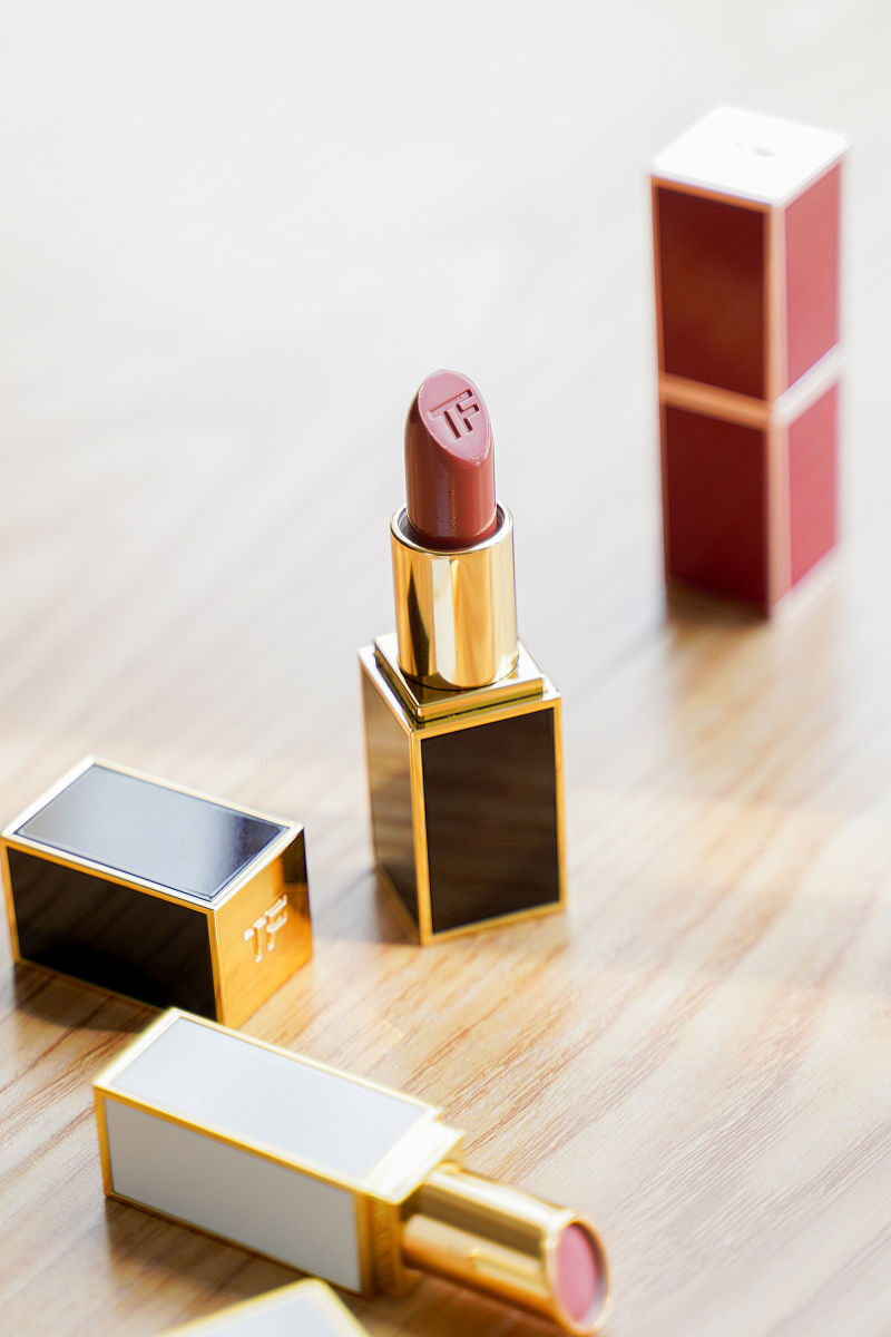 请描述一下TomFord烟草乌木适合怎样的人？具体的气味？