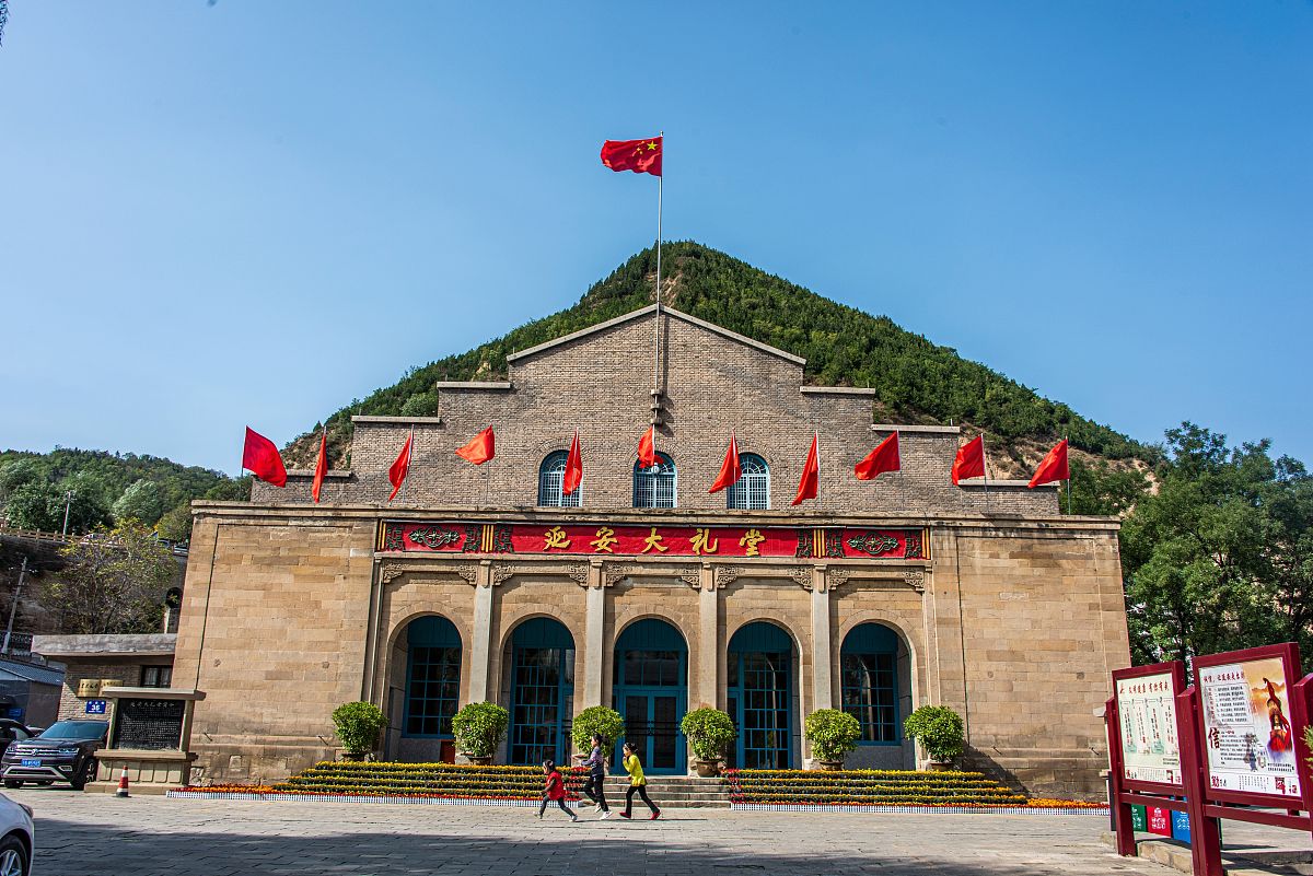 假设你现在观看了一部有关走进井冈山革命根据地并需要些观后感延安和瑞金革命遗址的课程 请给我一段结尾段带有三个地点的历史总结并结合历史背景进行升华。