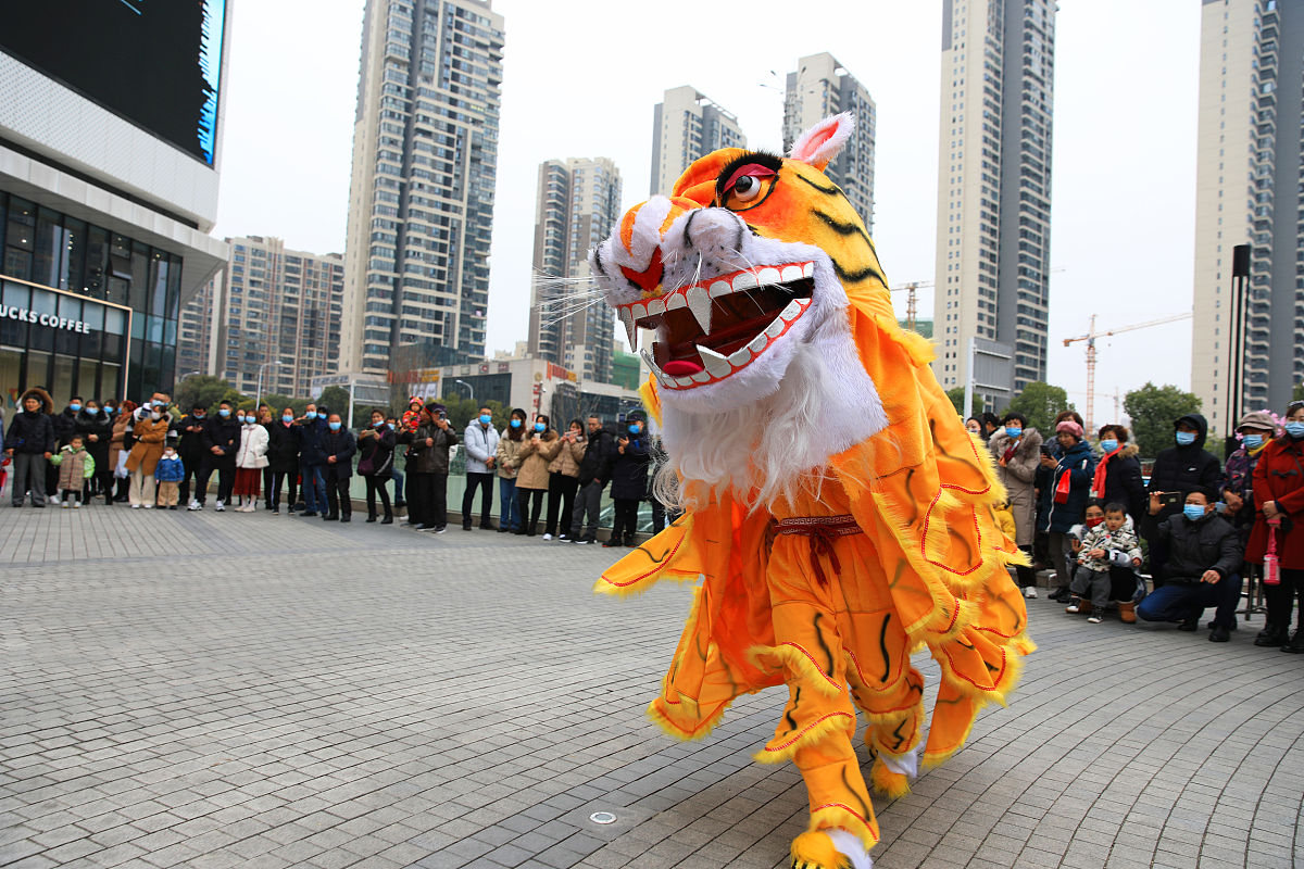 以春节的趣闻为主题写一篇小学二年级水平120秒以内的演讲稿。多引用些诗词引用爆竹声中一岁除