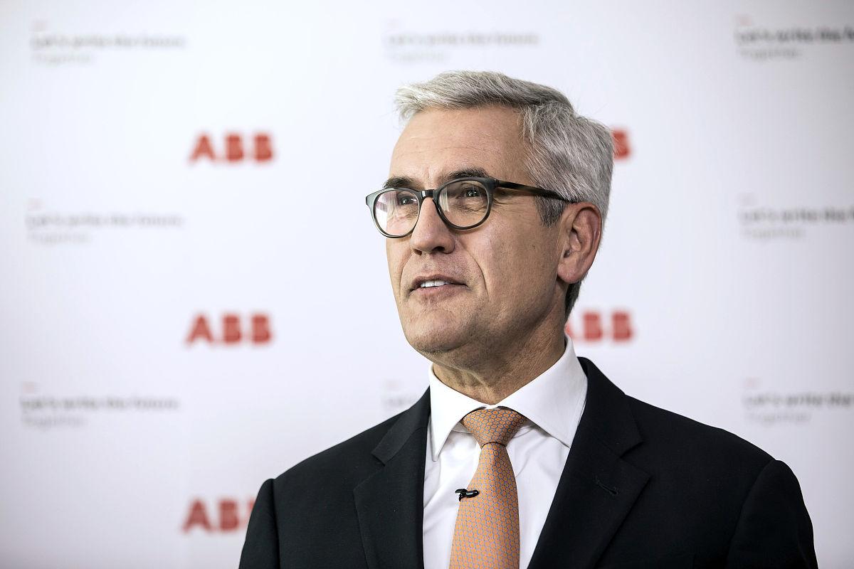 阿迪达斯销售实习报告8000字第一部分：高度概括以实习时间、地点、任务作为引子或把实习过程的感受、结果用高度概括的语言出来以引出报告的内容。第二部分：实习过程实习内容、环节、做法1将学校里学到的理论、方式方法变成实践的行为。2观察体验在学校没有接触的东西他们是以什么样的面目、方式方法以怎样的形态或面貌出现的。第三部分：实习体会、经验教训、今后努力的方向等文章也可以以实习体会、经验为条目来结构全文。